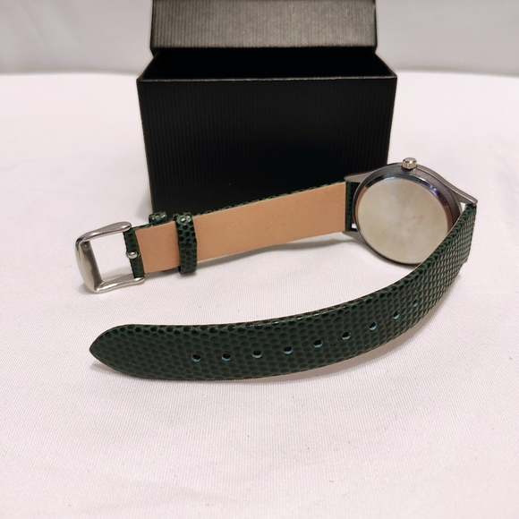 Green and Silver Women's Quartz Watch - Picture 6 of 7